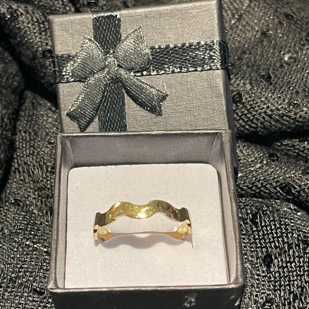 Goldtone Wavy Ring Vintage Stackable